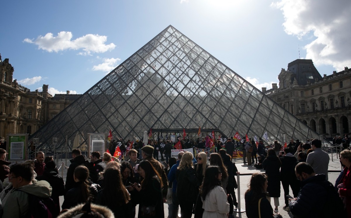 Cierran Louvre en protestas contra reforma de pensiones