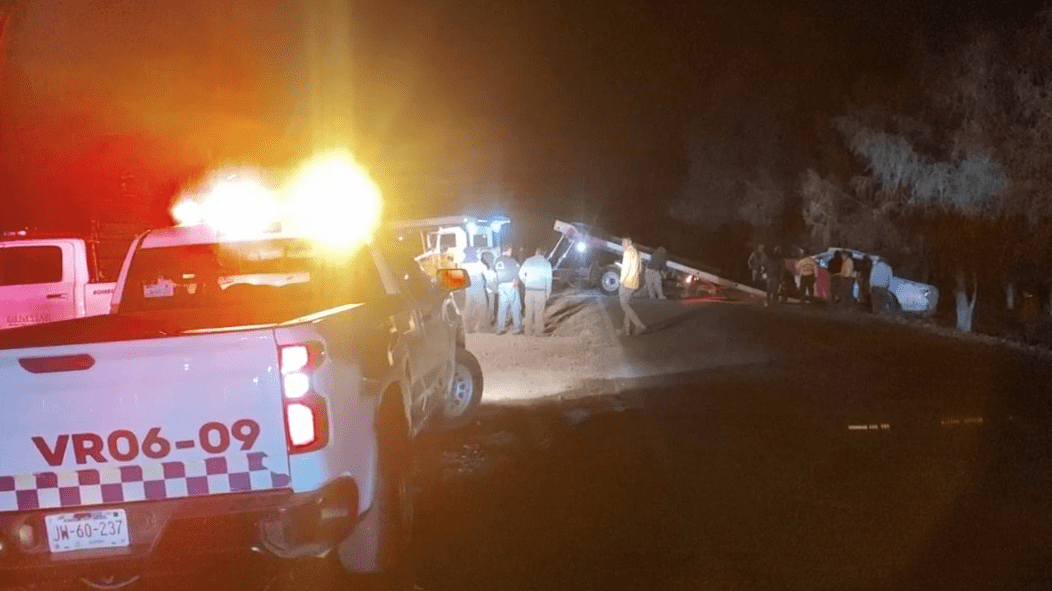 Cinco bomberos se accidentan en Jalisco tras la volcadura de su camioneta