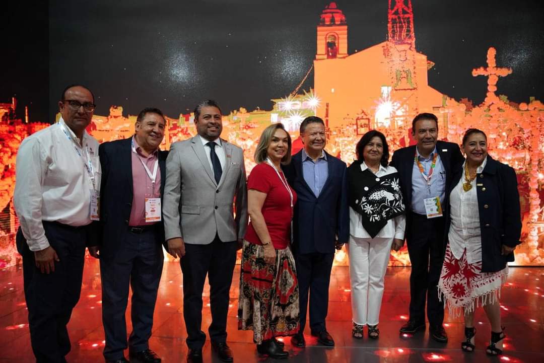 Julio Menchaca Salazar invitó a las y los asistentes a visitar el stand de Hidalgo.