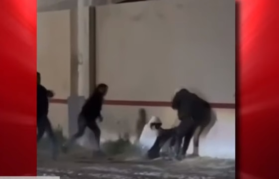 Los sujetos atacaron hasta con piedras a los policías. (Especial)