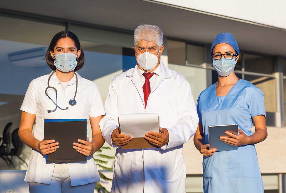 MAL PAGADAS. Las médicas y enfermeras solo ganan 75 pesos por cada 100 que gana un hombre.