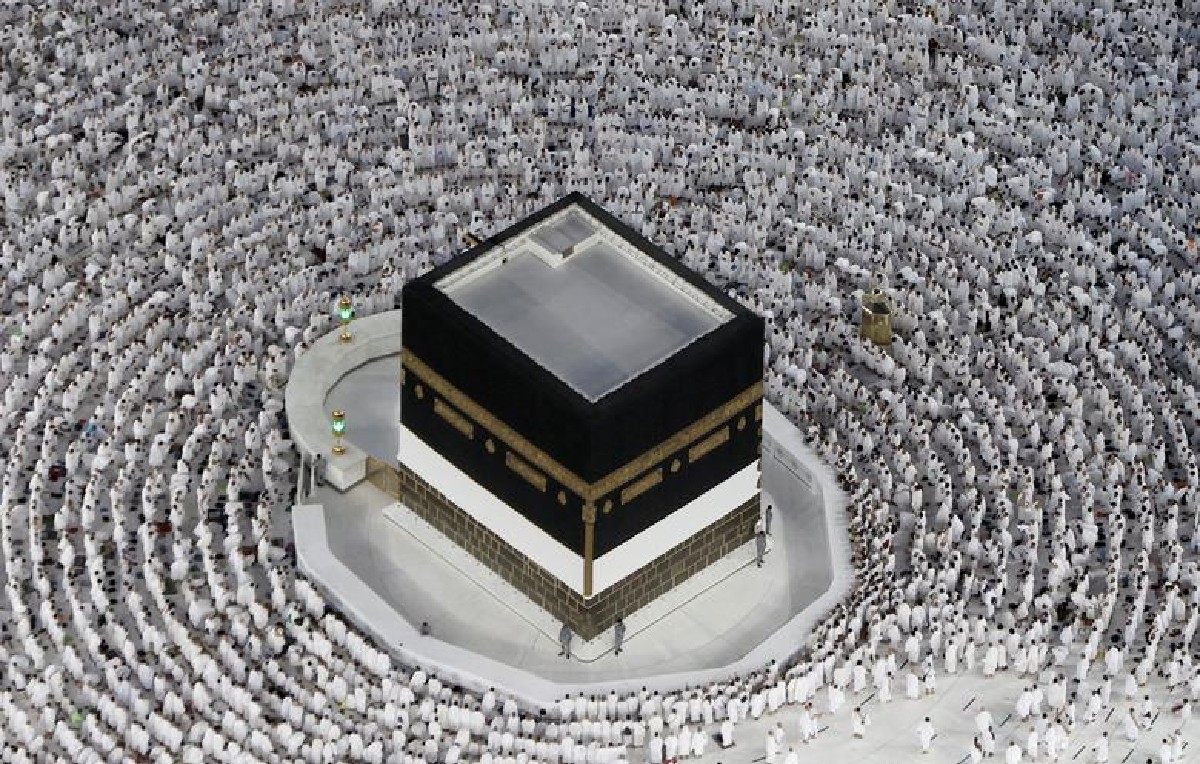 Los peregrinos musulmanes rodean la Kaaba y rezan en la Gran Mezquita (Reuters)