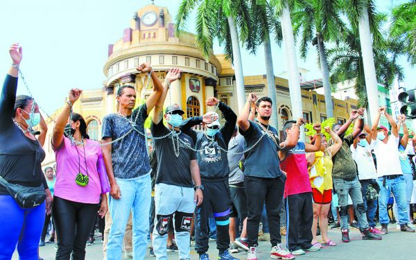Personas en Tapachula, Chiapas, de diferentes nacionalidades participan en manifestación de carácter político. EFE
