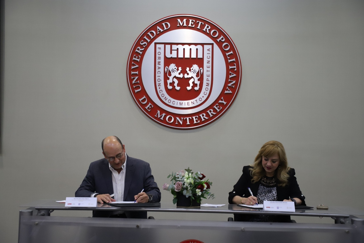 El rector de la Universidad y la secretaria estatal de las Mujeres. Foto: Especial