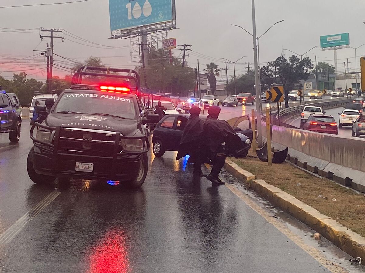 Los agresores chocaron contra el camellón al ser cerrados por la víctima. Foto: Miranda Arias