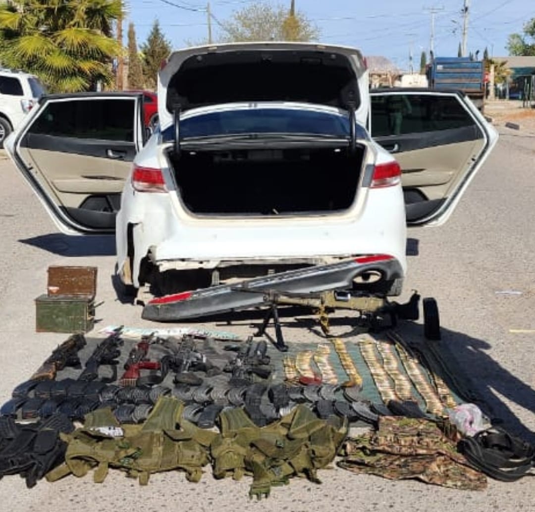 Armas y equipo asegurado en vehículo. (Especial)