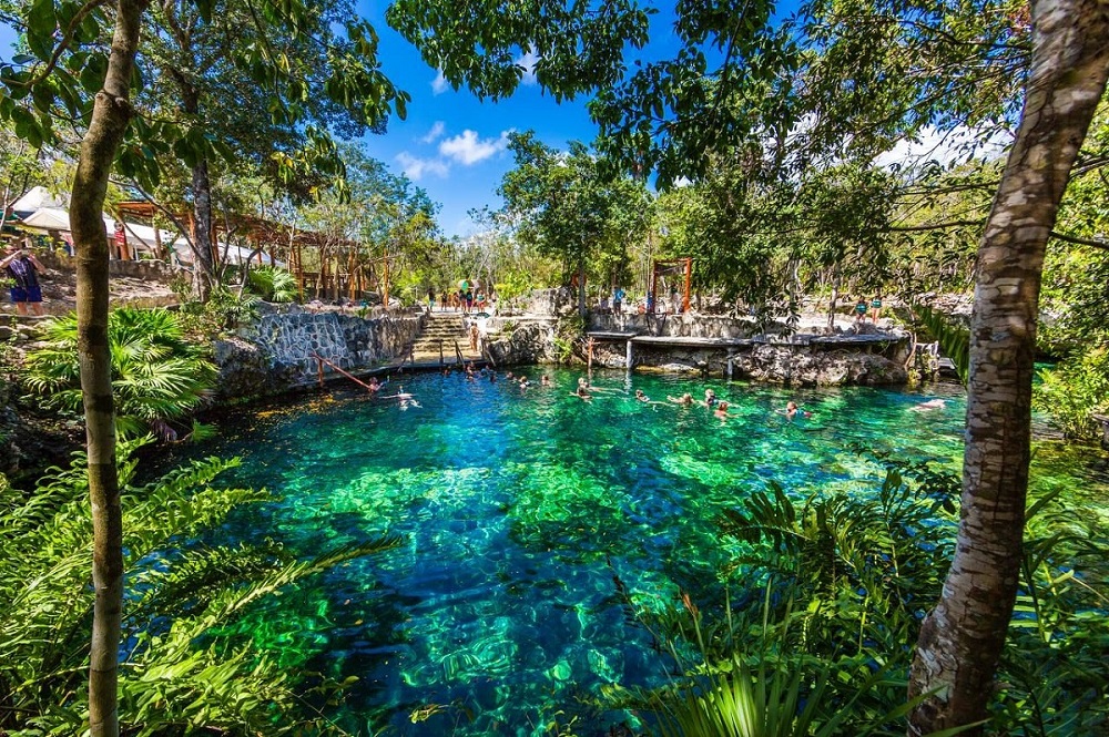 Entre los atractivos de la región están los cenotes abiertos y cerrados, tirolesas y paseos en lancha en la laguna Kaan Luum. (Cortesía)