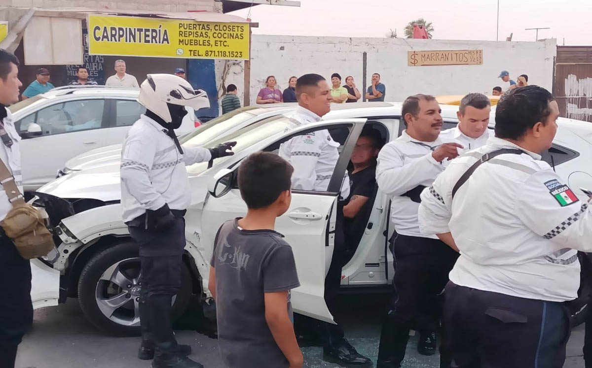 Conductor arrolla a motociclista y a transito en Torreón; intentó huir de una infracción. | Especial