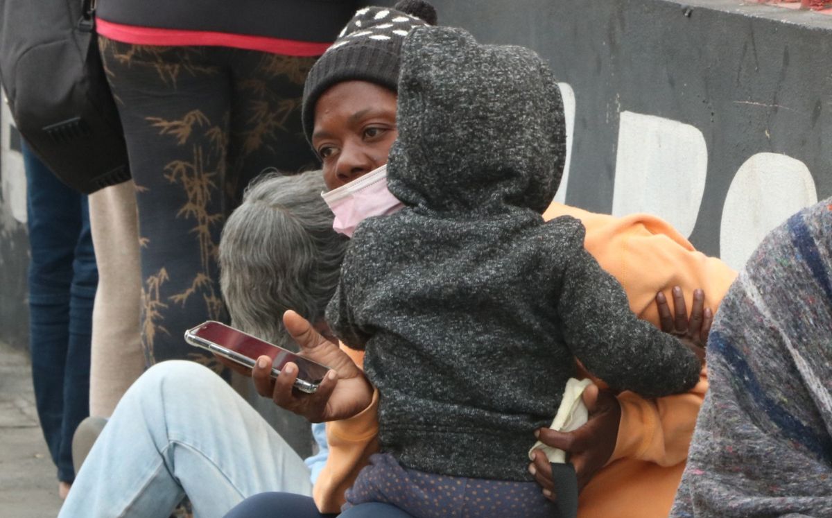 El coordinador del albergue lamentó que hay mujeres que llevan niños en brazos. Raúl Palacios