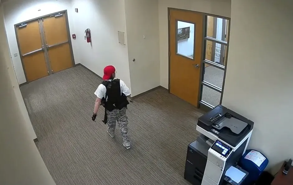 Difunden video del ataque en escuela de Nashville; joven entra disparando a la puerta