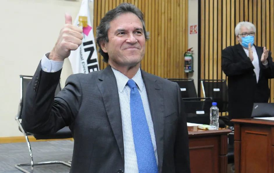 Edmundo Jacobo renuncia al INE