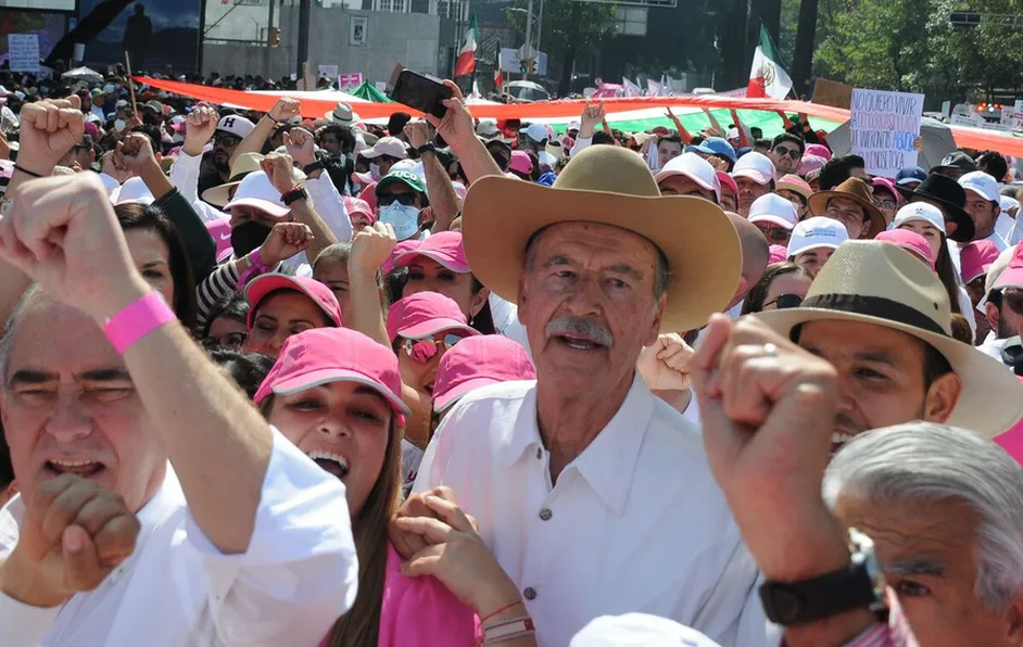 Entre reclamos reciben a Vicente Fox en EU
