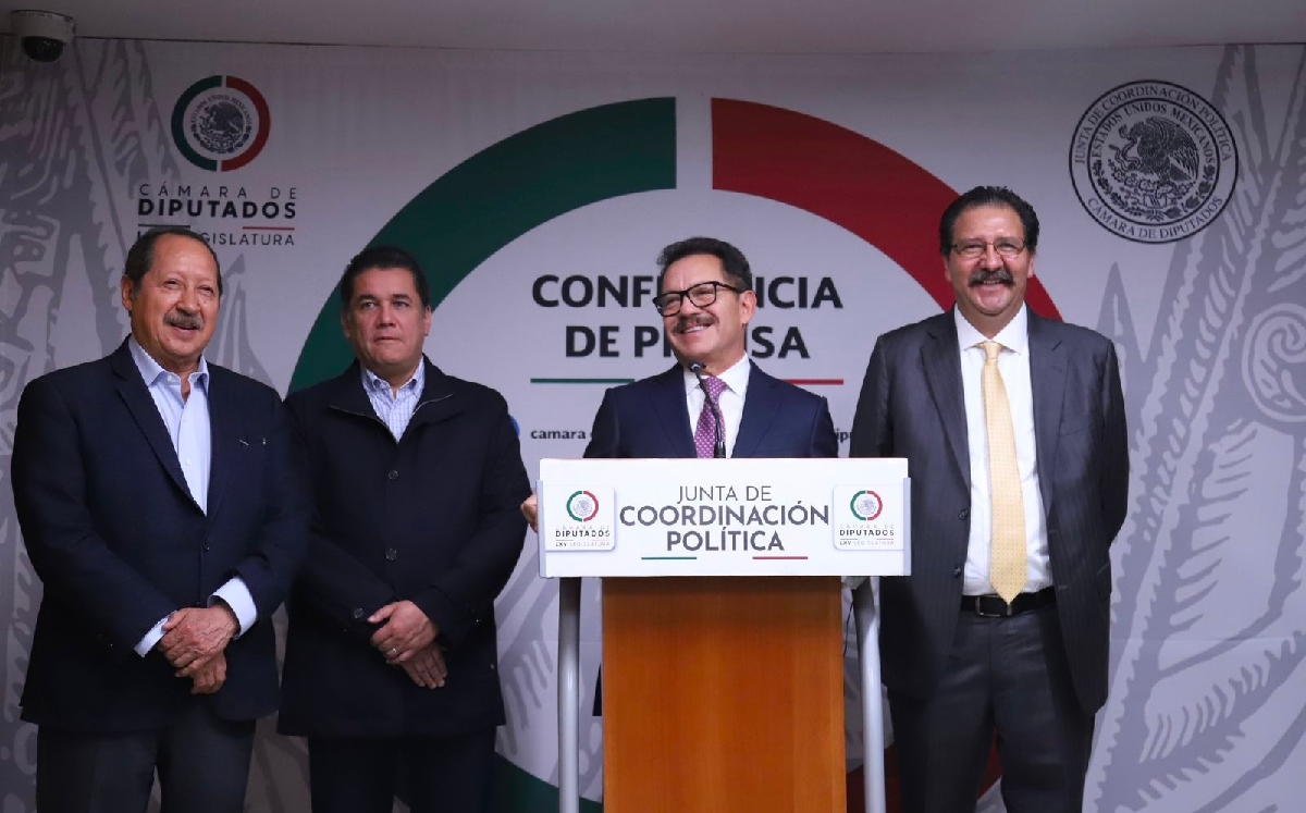 Ignacio Mier, acompañado por el vicecoordinador morenista Leonel Godoy. | Especial