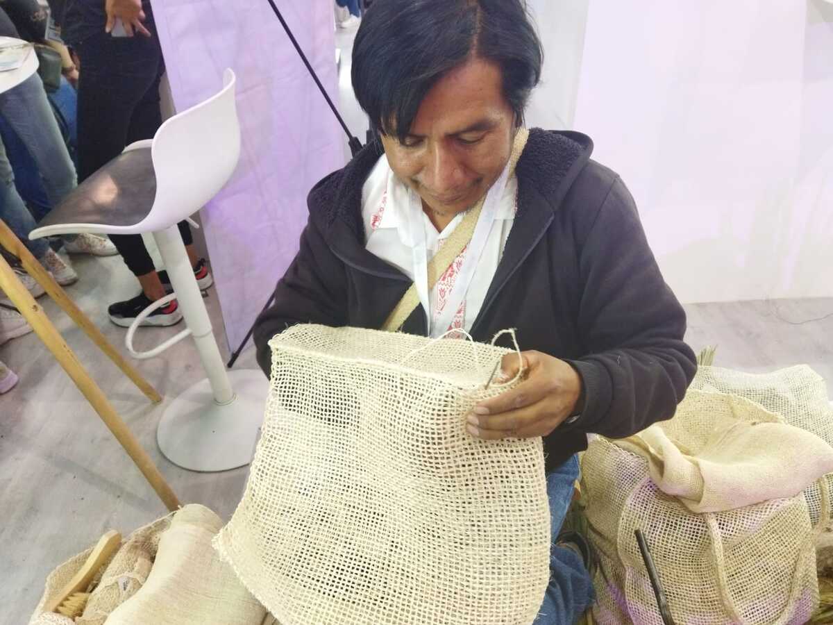 Plácido es parte de la Unión de Artesanos de Ixmiquilpan, tiene más de 25 años elaborando los productos hechos con ixtle (Elizabeth Hernández)