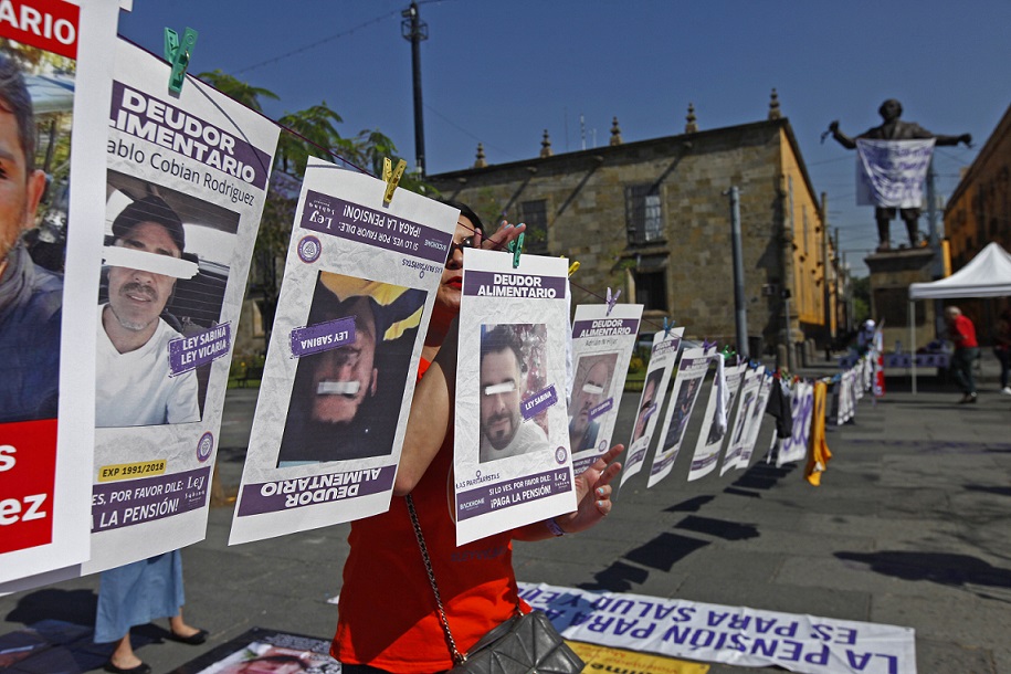 Los tendederos y fotografías fueron colocadas en la Plaza de la Liberación (Fernando Carranza)