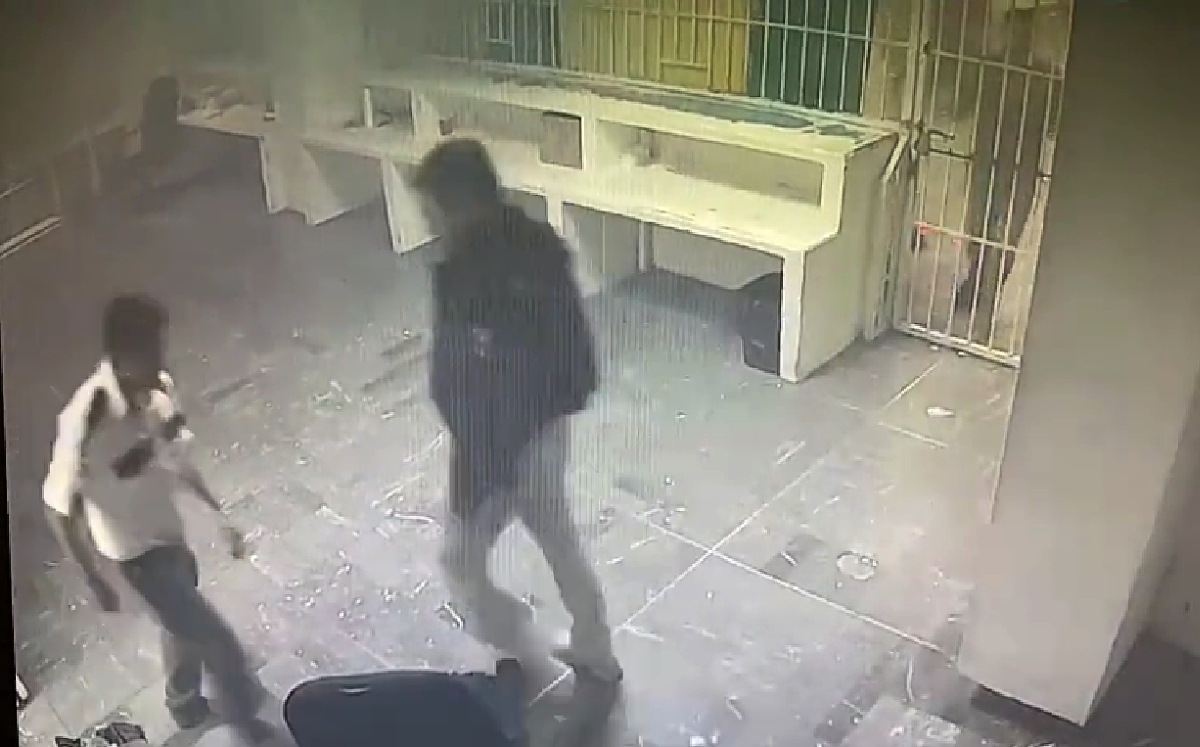 El vídeo que circula en redes sociales muestra a personal del INM que dejó encerrados migrantes durante un incendio de sus instalaciones (Especial)