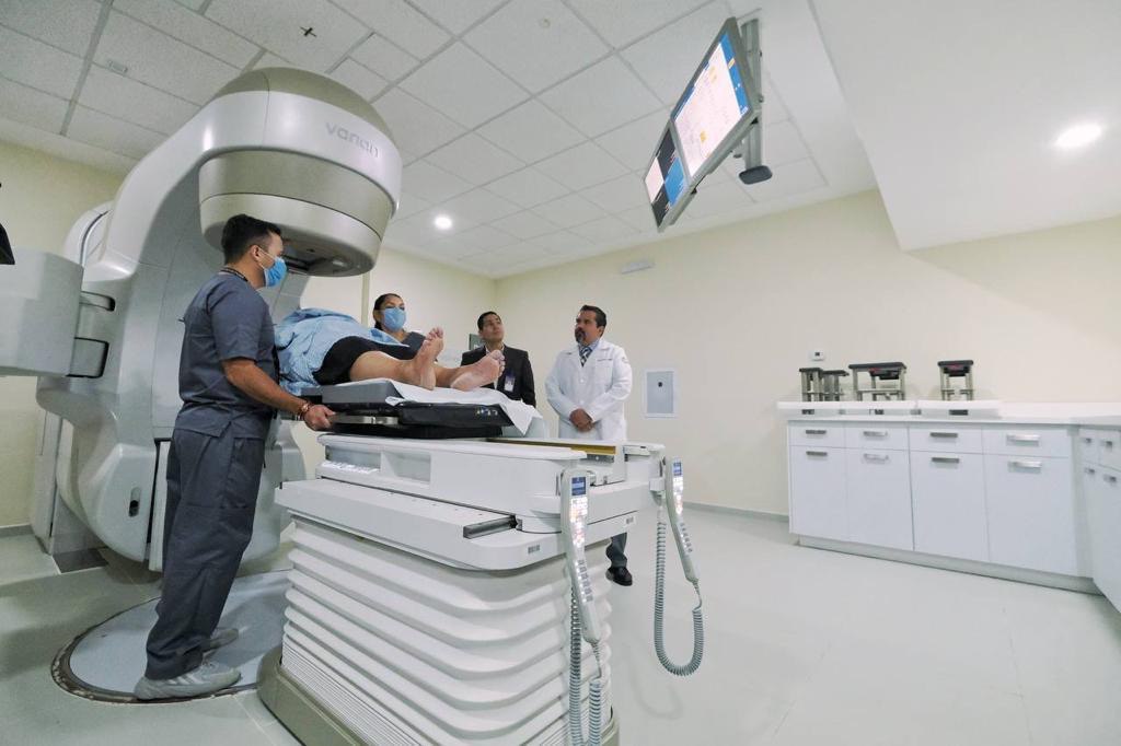 Es un aparato que suministra un haz de rayos X de alta energía, ajustándose a la forma de un tumor, y permite destruir las células cancerígenas