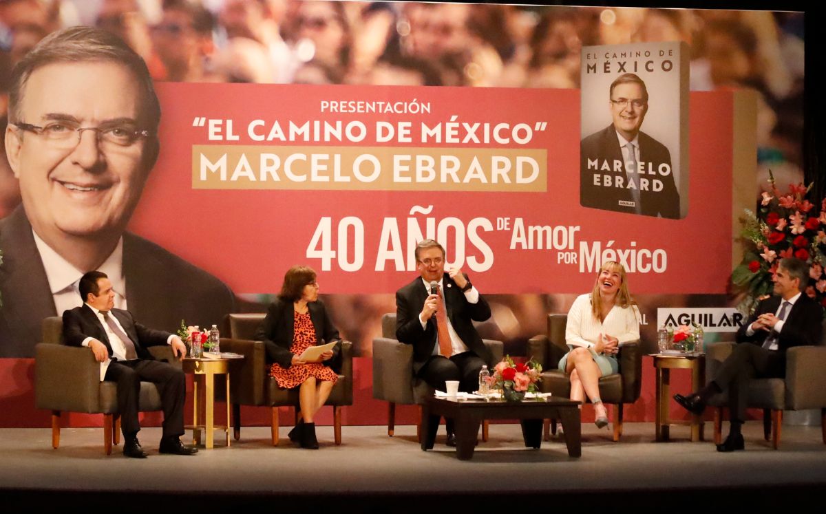 El aspirante a la candidatura presidencial de Morena presentó su libro en Colegio Civil. Jorge López