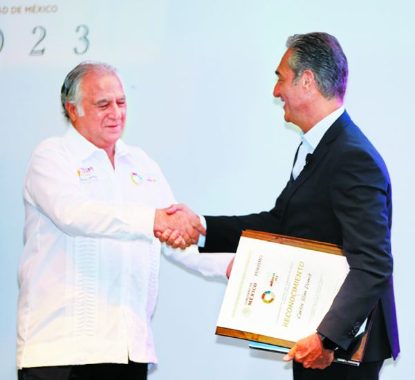 El empresario con Miguel Torruco, titular de Sectur. Javier Ríos