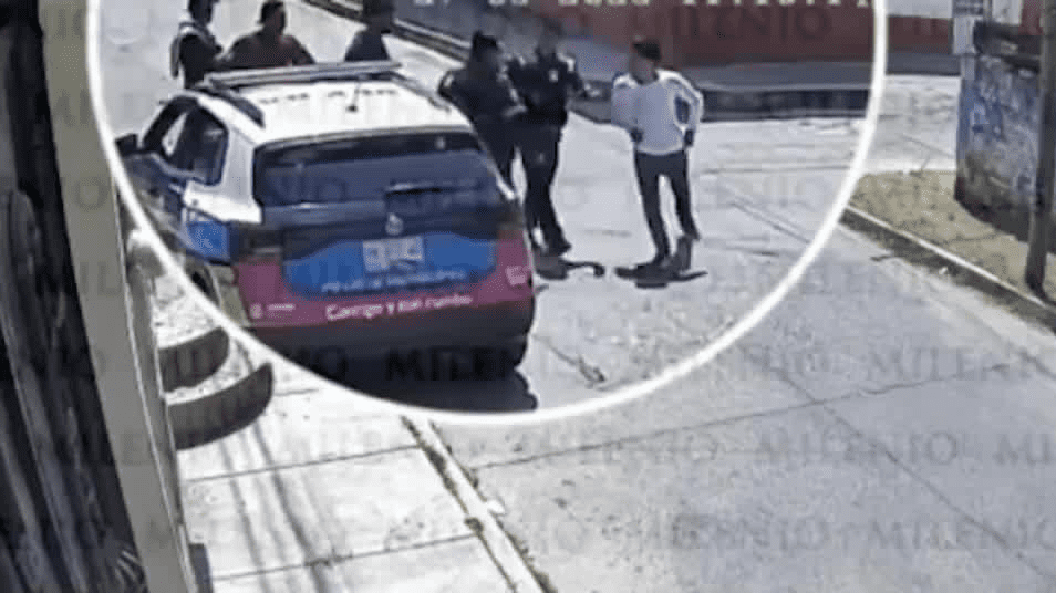Hombres en estado de ebriedad golpean a dos policías en Puebla