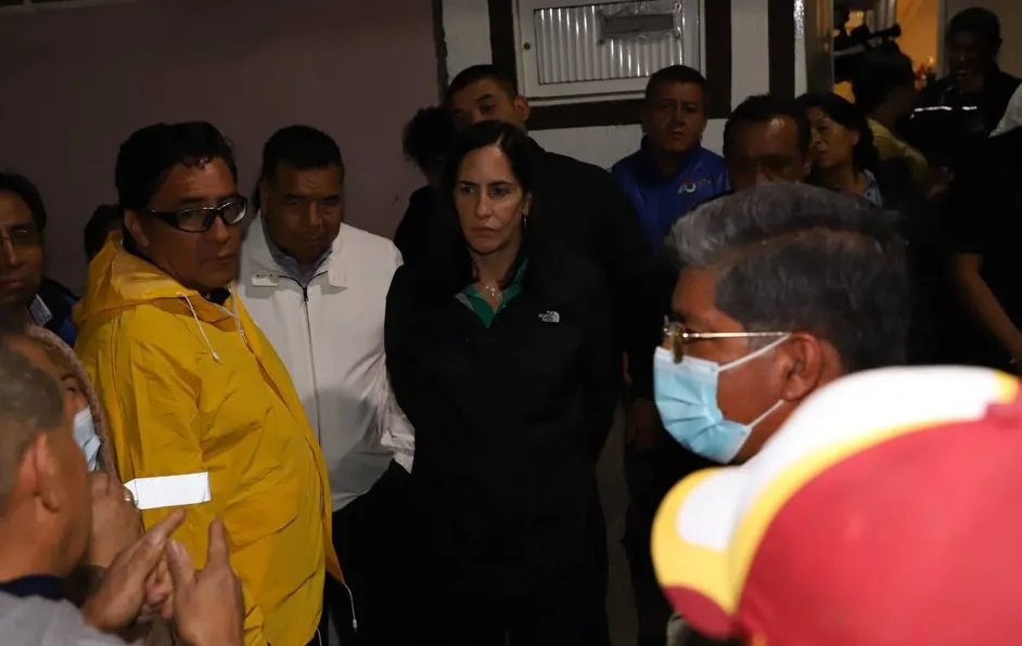 Lía Limón recorre calles de la Álvaro Obregón tras inundaciones
