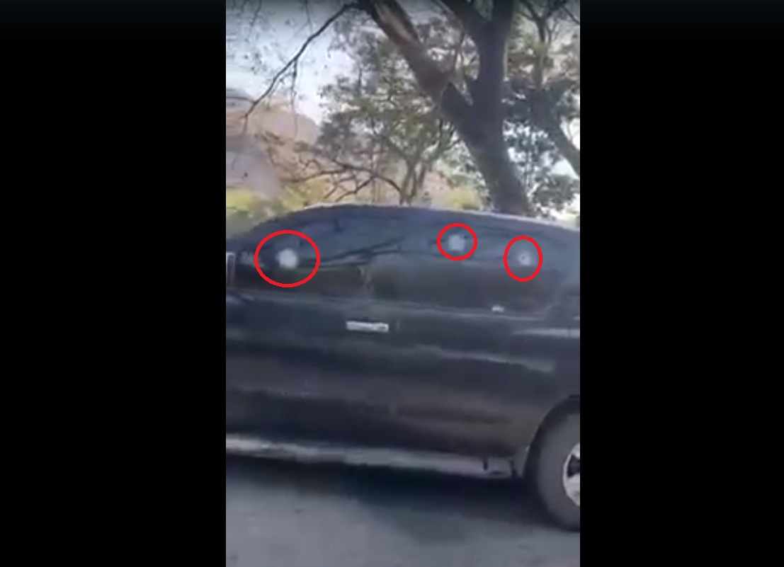Los vehículos fueron abandonados sobre la carretera. (Jhonatan González)