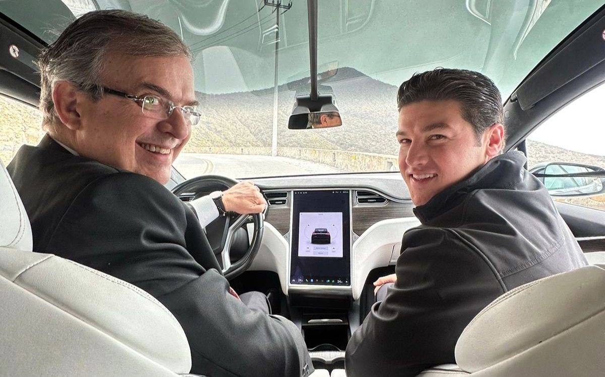 Marcelo Ebrard y Samuel García hicieron la visita a bordo de un vehículo de Tesla. ESPECIAL