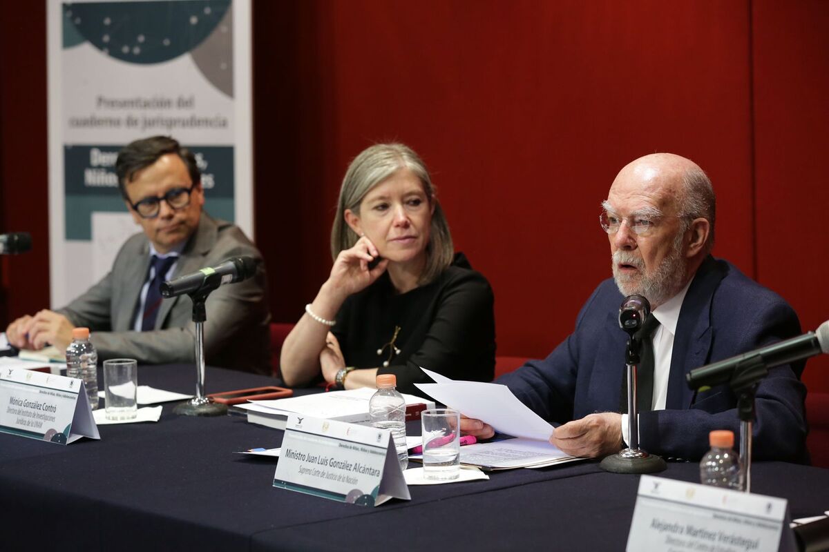 Ministro González Alcántara Carrancá en la presentación del libro. (Especial)