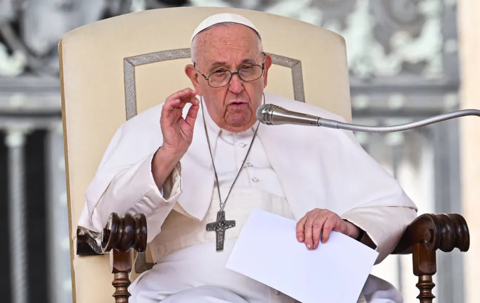 Papa Francisco seguirá hospitalizado; presenta infección pulmonar