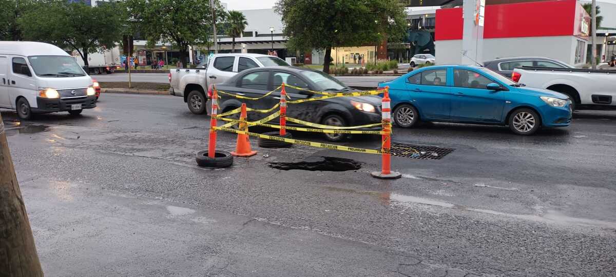 El socavón esta situado en unos carriles laterales de la avenida Raúl Salinas en Escobedo, NL | Erik Solheim Rocha