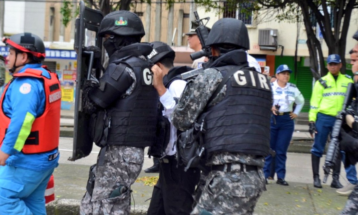 Las autoridades detectaron al guardia con los explosivos atados. | Policía de Ecuador