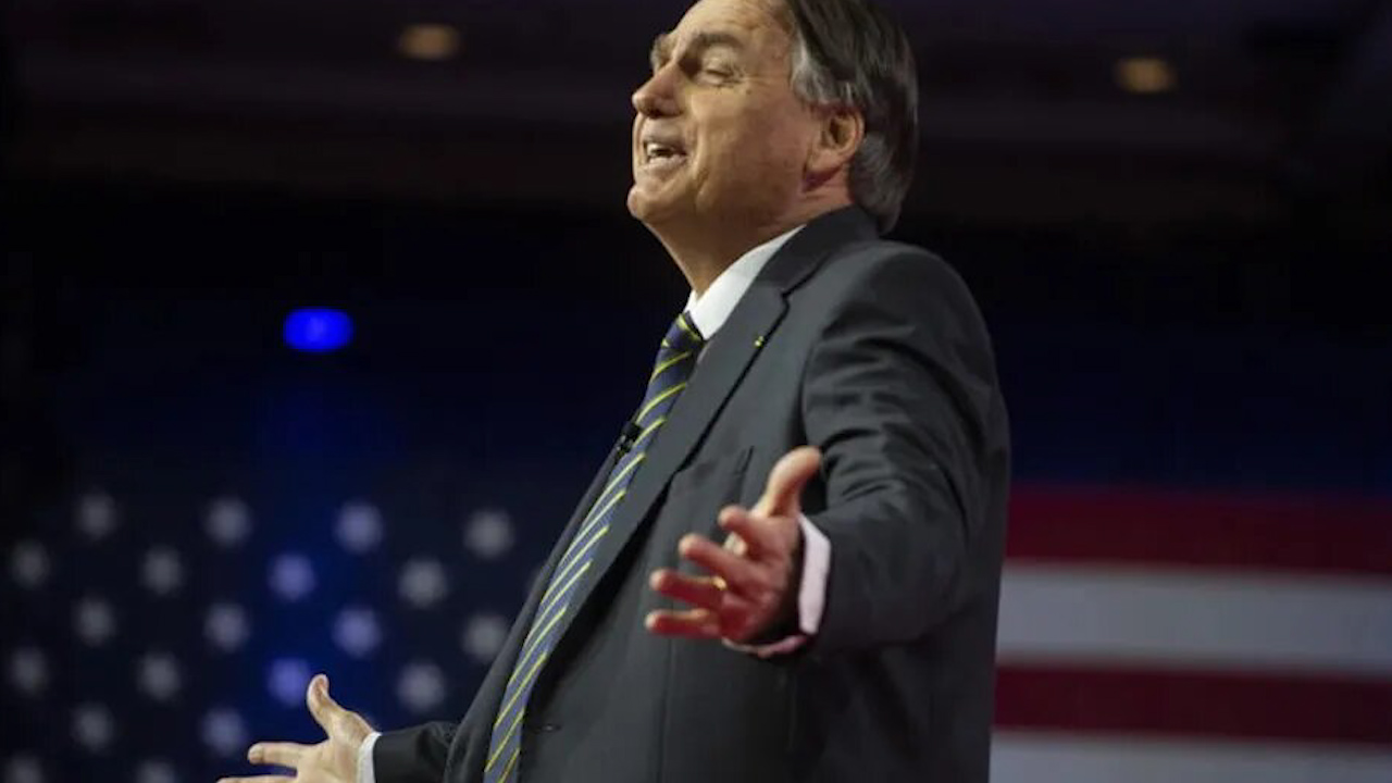 Bolsonaro regresará a Brasil el jueves en medio de investigaciones judiciales