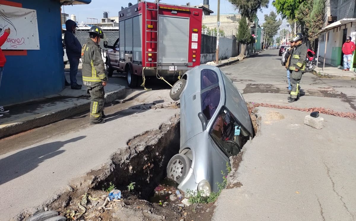Bomberos utilizaron equipo de arrastre para retirar el vehículo de la zanja. / Carlos Tejeda