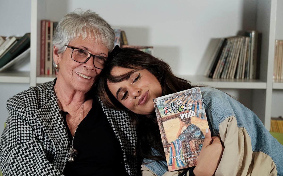 Camila Cabello y su abuelita | AP