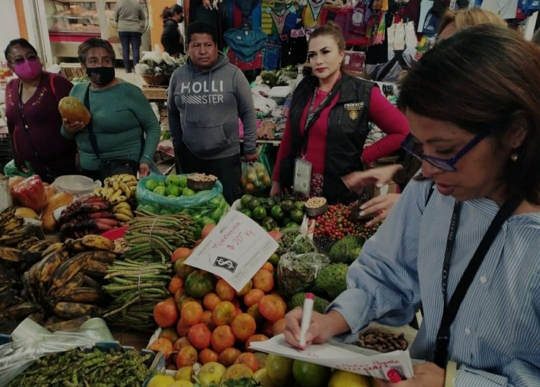 Italia Almeida explicó que la gente puede confiar en el negocio o local que tenga el holograma de la Profeco actualizada al 2023 (Elizabeth Hernández)