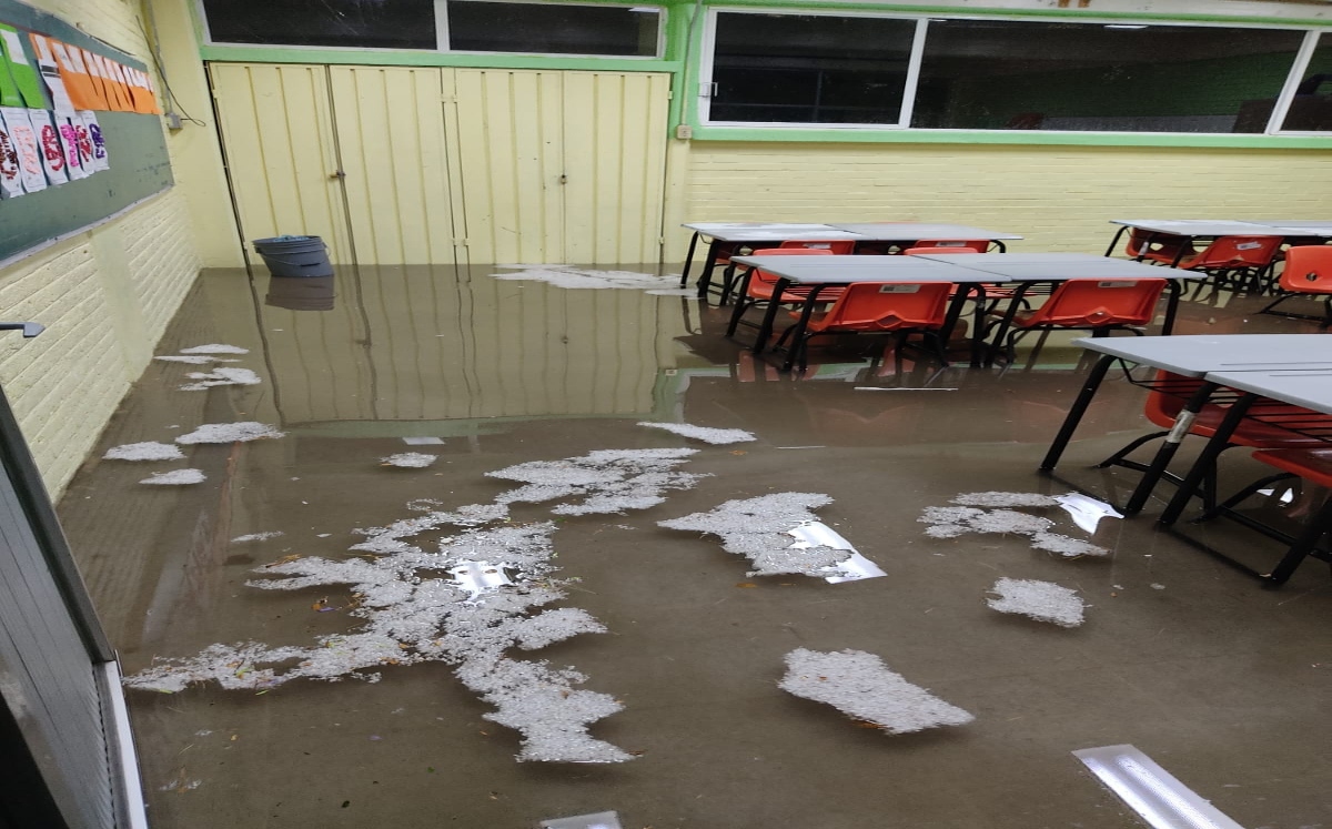 La lluvia inundó varios salones del plantel. | Carlos Tejeda