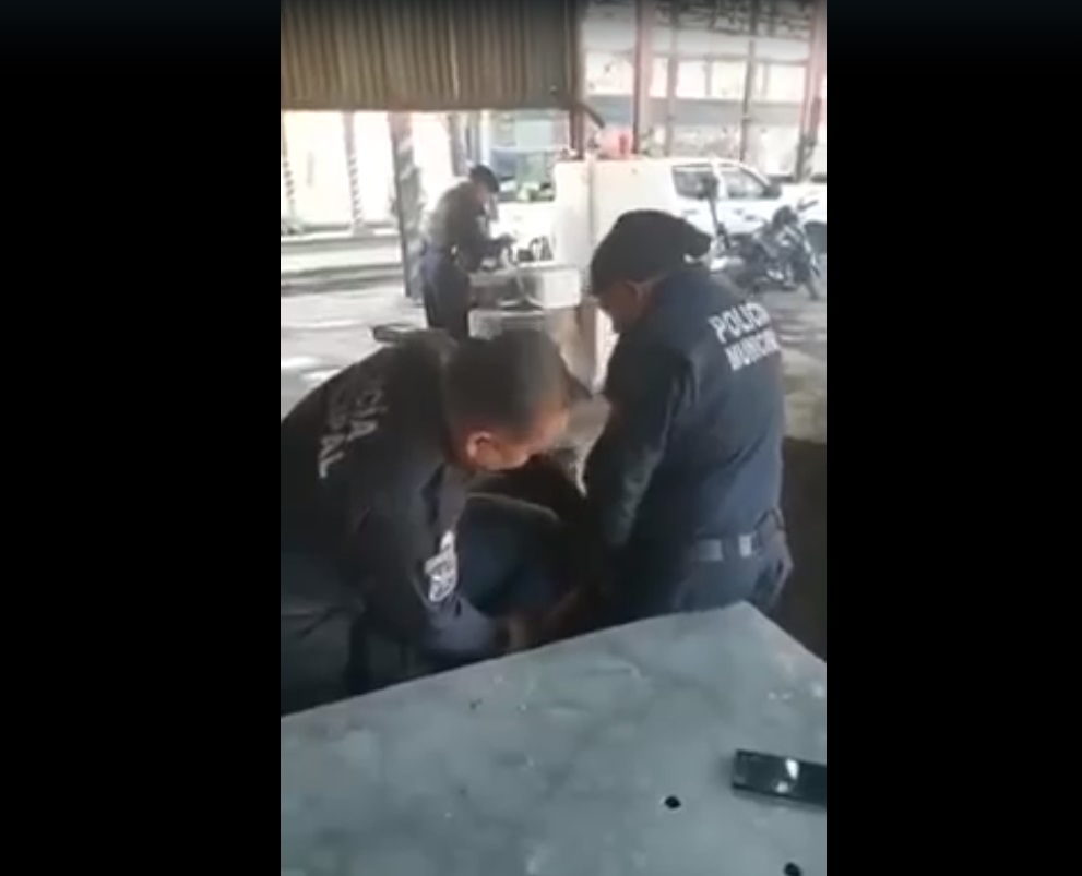 Los policías fueron exhibidos en video. (Óscar Rodríguez)