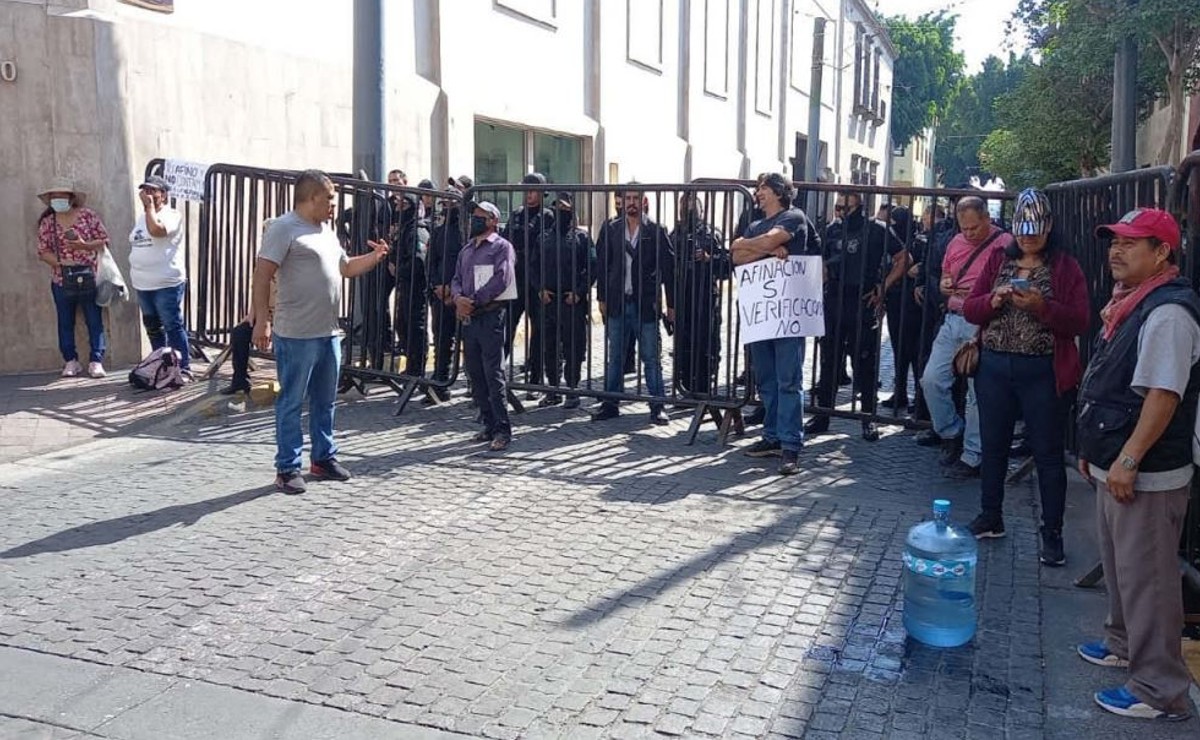 Manifestantes contra verificación llegan al Congreso de Jalisco (Roberto Hurtado)
