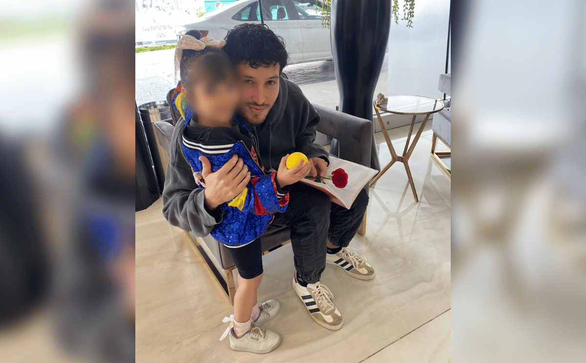 Sebastián Yatra con su pequeña fan, Ivana | Especial