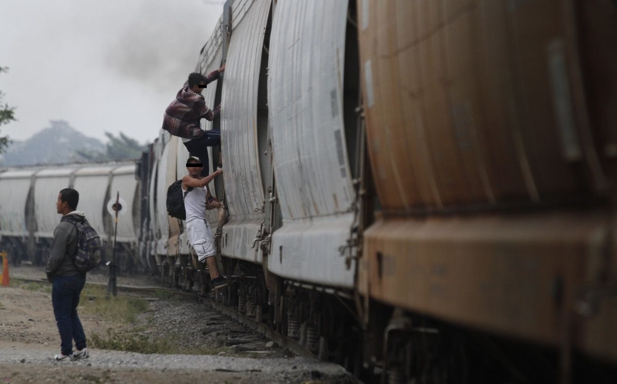 En su trayecto, algunos migrantes lo hacen por sus propios medios y otros optan por pagar a polleros para que los trasladen. ARCHIVO