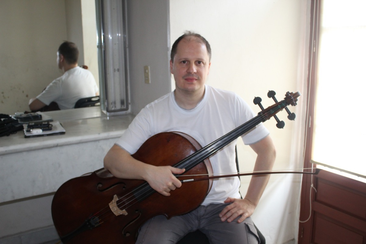 El violonchelista Giovanni Gnocchi que es el solista invitado de la OFJ esta semana (Enrique Vázquez)