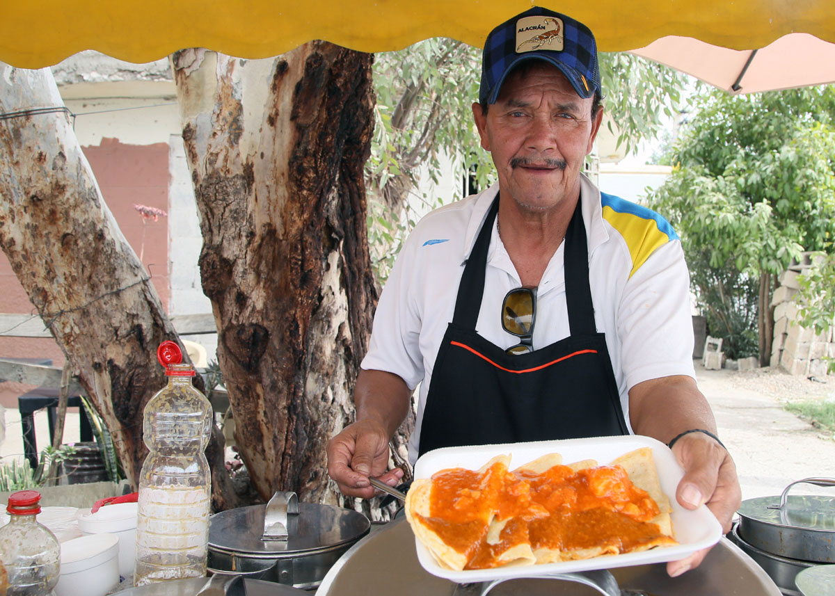 Desde que tenía 13 años don Jorge Hernández acompañaba a su papá, fundador de este negocio de tacos ambulantes. | Martín Piña