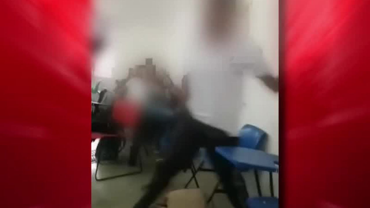 Captan a alumnos de telebachillerato golpeando a un compañero en Veracruz