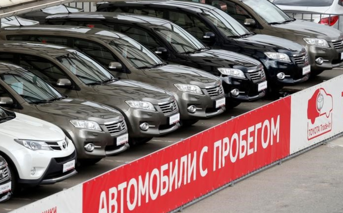 Un concesionario de Toyota en Moscú, Rusia, exhibe vehículos. Julio 2016. Foto: (Reuters)