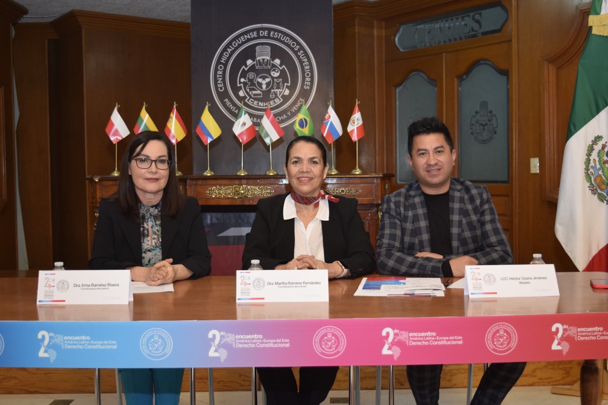 Las coordinadoras del encuentro internacional de derecho Irma Ramírez Rivera, Martha Ramírez y el vocero oficial Héctor Osorio (Eloy Martínez)