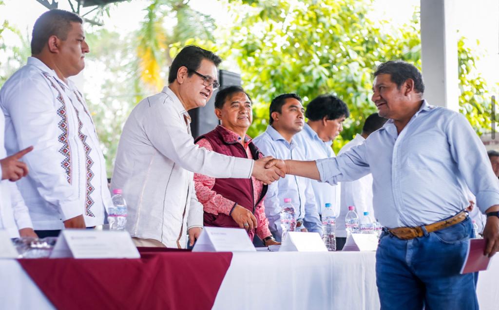 Destacan la importancia de entregar las nuevas credenciales a los pequeños productores.