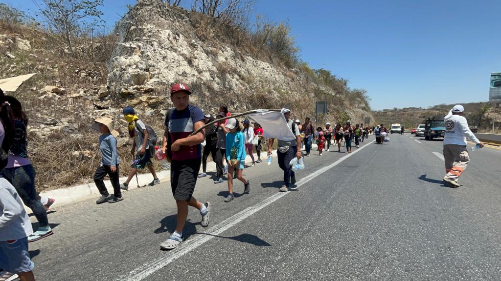 Los migrantes caminan por la carretera de Chiapas. (Abraham Jiménez)