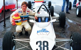 Adrián Fernández antes de la carrera en Zandvoort, con su coche Quest.