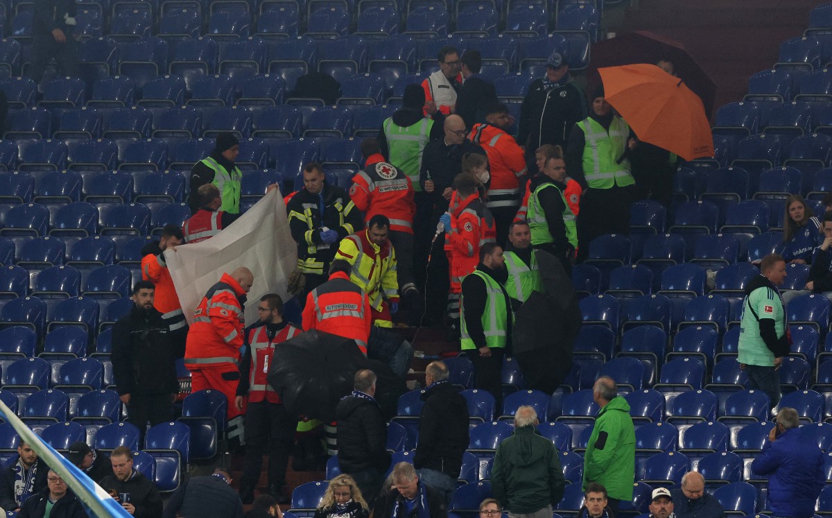 Un aficionado falleció durante el Schalke vs Bayer Leverkusen en la Bundesliga (Reuters)
