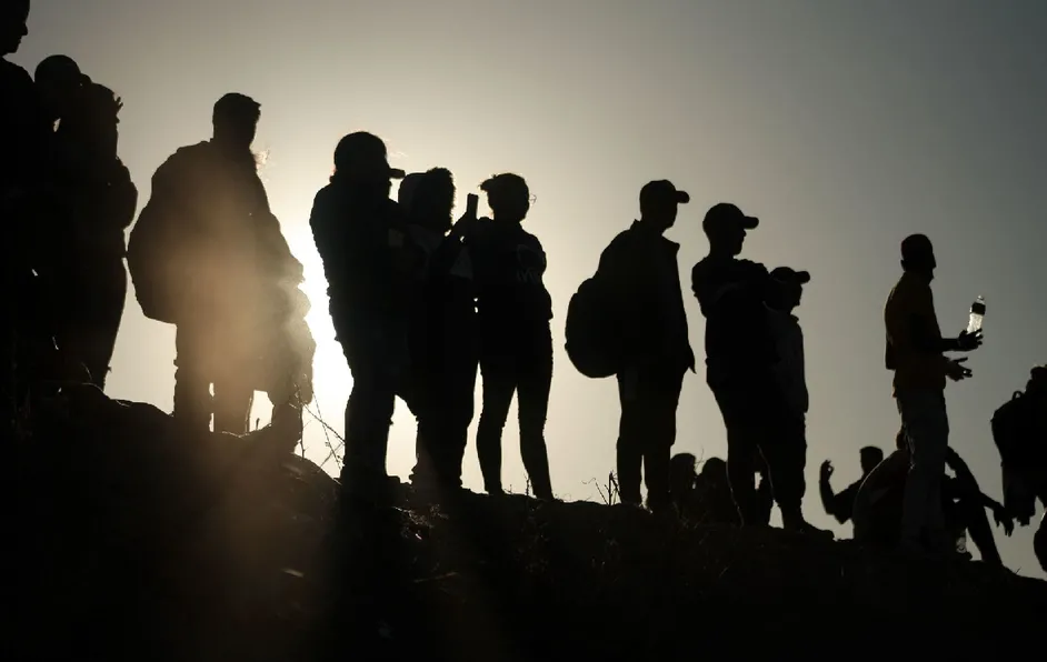 Migrantes que serían trasladados a Laredo denuncian ser esposados